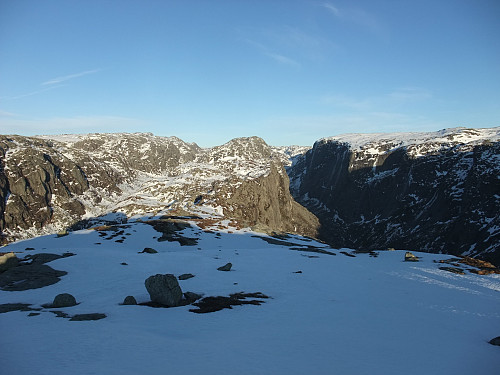 Frå 825-toppen mot Høyversknuten. Norddalen nede t.h.