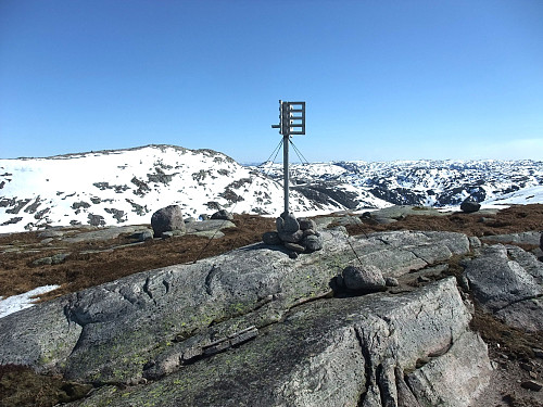 Trigpunktet på Bergan med 947-toppen bak t.v.
