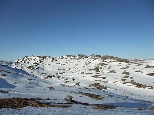 Tilbakeblikk mot topp 962 (usikker høyde) og 963 som ligger på same fjellrygg.