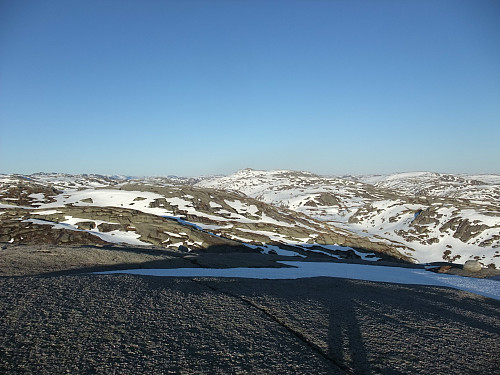 Frå topp 888 austover mot Blåfjell 945 i bakgrunnen.