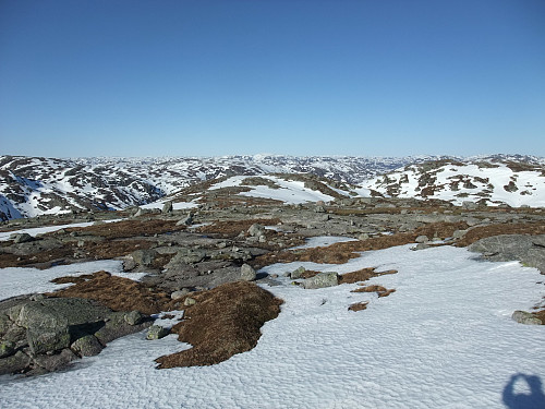 Nordaust mot punkt 949 i midten med Hunnefjell 1131 langt bak. Topp 962 t.h.