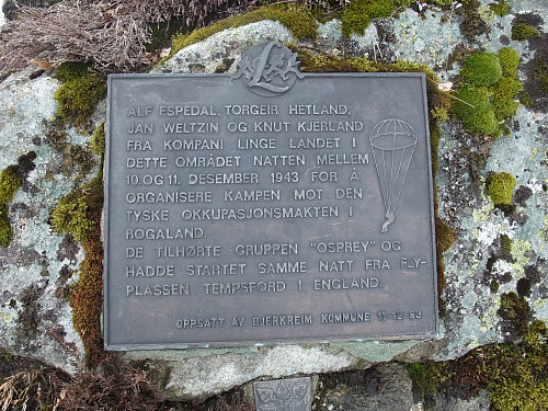 Minneplate på Helvtarsteinen nedanfor Sandvassdalen.
