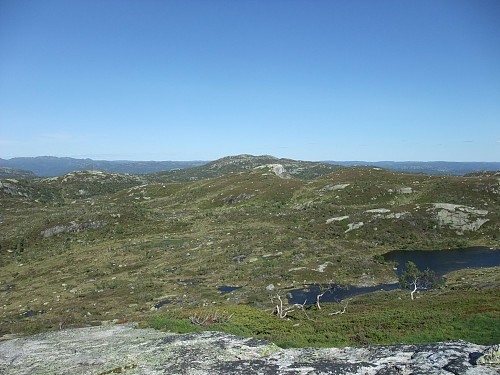 På Øydeskarsheii med utsikt austover mot Den høge knausen med Kisteknausen bak.