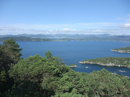 På søraustkanten av Fåreknuten med utsikt over Høgsfjorden og Jørpeland i bakgrunnen.