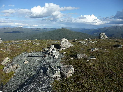 Trigpunktet 1069 med utsikt søraustover mot Ruafjell i bakgrunnen.