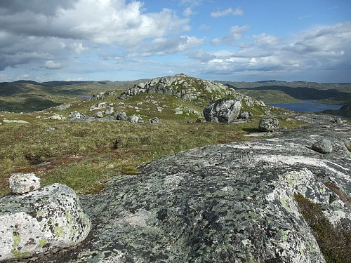Den søraustre toppen bak er klart høgast av dei tre toppunkta Sørvest for Øyuvsvatnet.