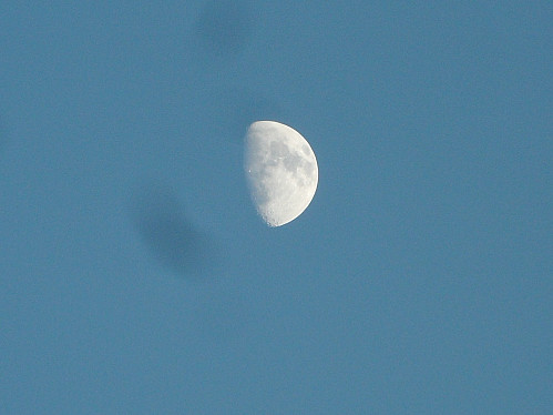 Zoom av drøy halvmåne denne pinseafta. Flekker på bildene pga skit på innsida av linsa.