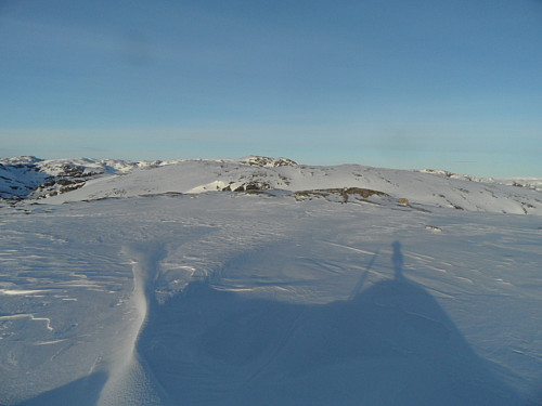 Austover mot Bjørkelifjellet og toppen av Strandvassknuten bak.