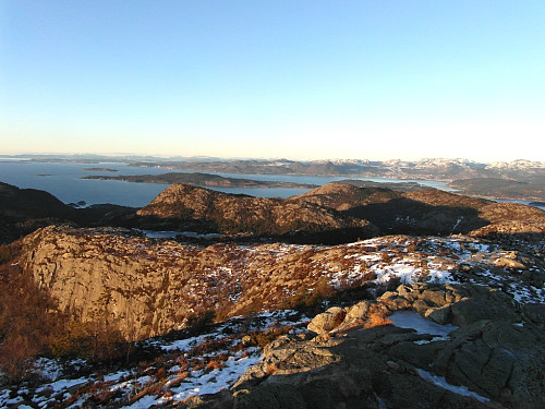 Utsikt over nordryggen med Nova og Høgsfjorden. Jørpeland t.h.
