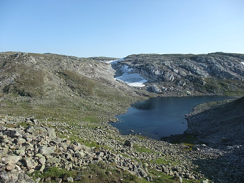 Frå sørsida av Øvre Skurven mot Ytre Skurven som har snøfenner i nordsida.