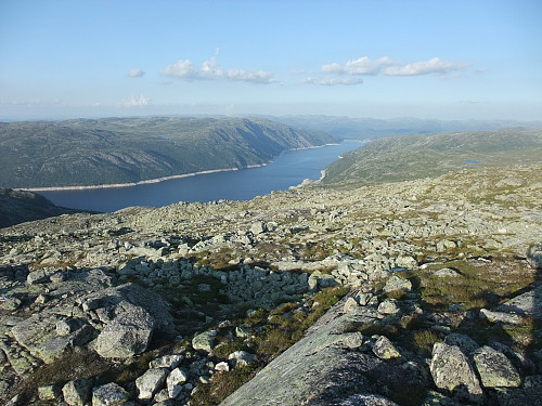 På austkanten av Øvre Skurven med utsyn over Vatndalsvatnet.