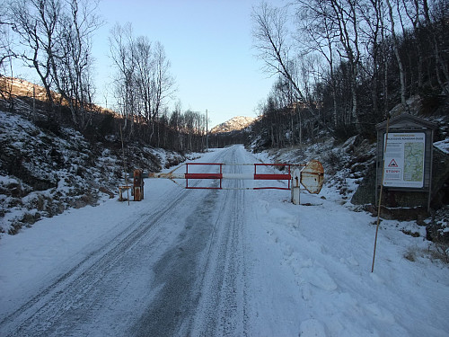 Bommen på anleggsvegen mot Svartevatn pleier å vera stengt.
