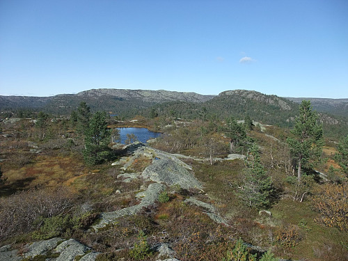 På Skeiliin med utsyn nordover mot Hakefjellet og Skeisknuten.