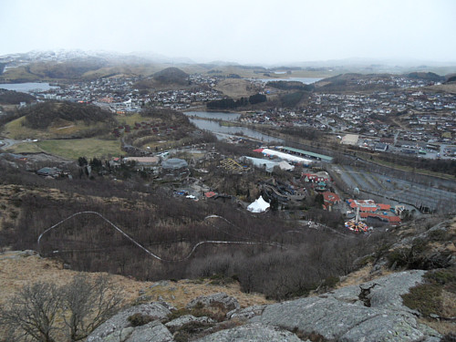 Utsikt over Kongeparken og Ålgård frå sørkanten av Ravnefjell.