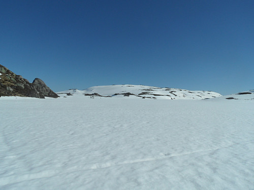 I sørenden av Nordra Monsvatnet mot den namnlause 972-toppen.