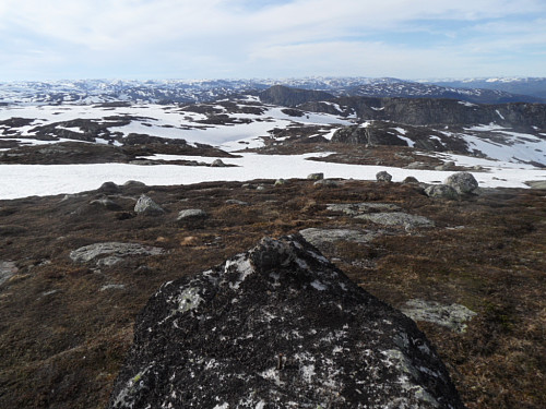 Jernbolt/ trigpunkt oppå steinen. Ser nord-nordvest mot Fagervassknuten.