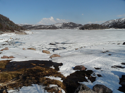 Gjekk i land ved Daureli i inordsida av Valevatn. Stølskvævknuten i bakgrunnen og Tangepigjen foran t.h.