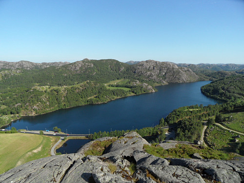 Søraust med Saglandsvatnet og Rusta 306 og Kjøllefjellet 311 bak.