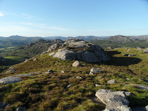 På Lundafjellet med utsikt nordover med Ørnatuva/ Fløyfjell t.v. og Ramnafjellet t.h.