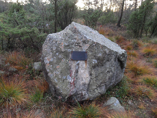 Stein med minneplate over den omkomne flygeren Per Fjeld.