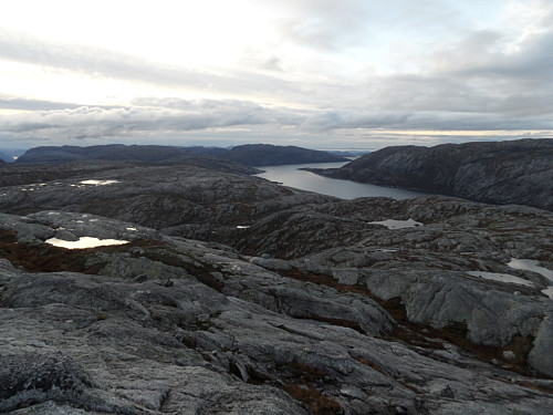 Vestover mot Lyngsvatnet og Iglandsklubbafjellet i bakgrunnen.
