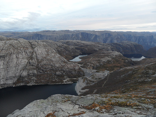 Sørover mot Kjeragmassivet i bakgrunnen. Sørenden av Strandvatnet foran t.v.
