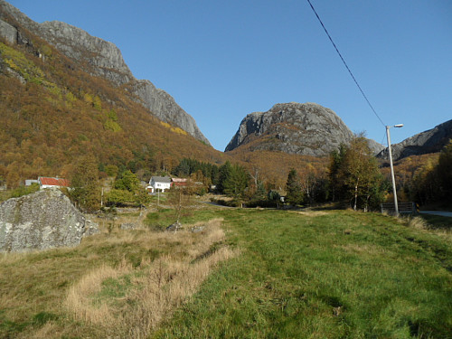 På Tangen med utsikt oppover mot Kjelkeskaret midt i bildet med Godliknuten t.h.