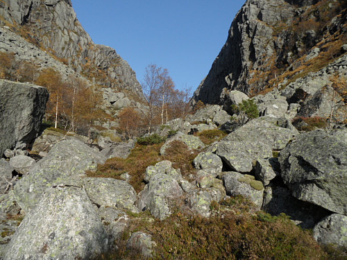 Steinete terreng opp mot Kjelkeskaret.