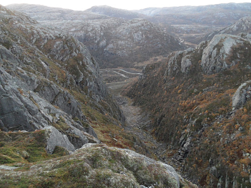 Vestover der ein ser den steinsatte anleggsvegen og litt av Nilsebuvegen i bakgrunnen.