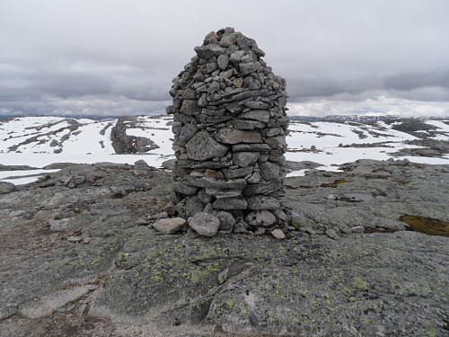 På Varmekroheia 1141 med trigpunkt/ jernbolt foran varden.