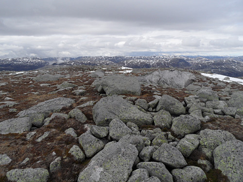 Steinrøys på toppen av 1110-toppen vest for Kjerag.