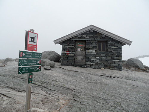 Kjerag nødbu som ligger langs stien mellom Kjerag og Øygardstølen.