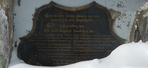 Stein med diktersitater på en rasteplass over Sognefjellet