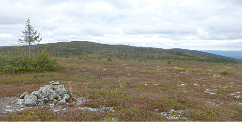 Varden på Dølfjellet, med Hemmelfjellet bak og Engulvsfjellet til høyre