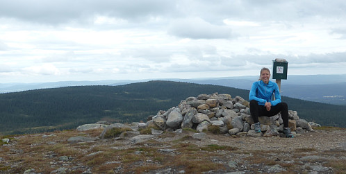 Kristine på Hemmelfjellet med Engulvsfjellet bak