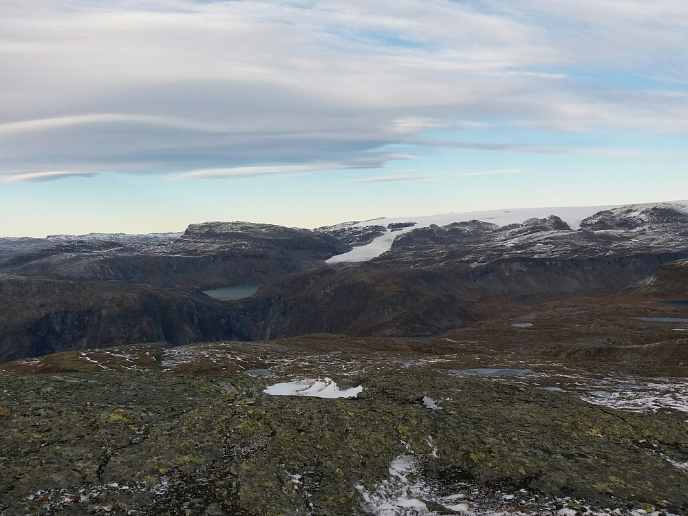 Mot Rembesdalvatnet og breeen og Hardangerjøkulen