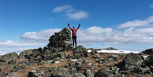 Kristine vart glad for å nå toppen av Sjugurdsjøpiggen.