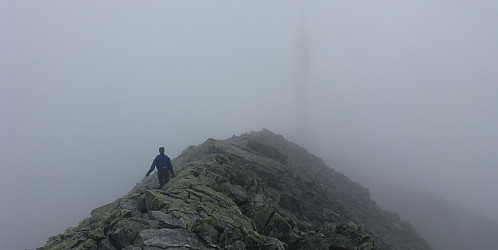 Tjukk skodde på på veg tilbake til Gaustatoppen turisthytte