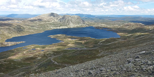 Utsikt mot parkeringsplassen på Stavsro og Heddersvatn