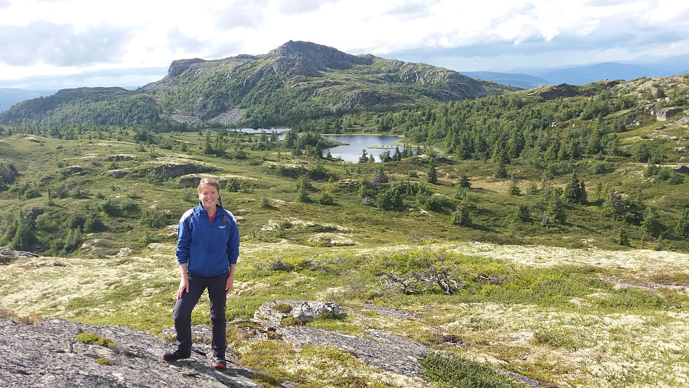 Kristine på Svangkampen Øst, med Djupdalskampen bak