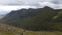 Utsikt mot toppane aust for Carrauntoohil frå toppen av Devils Ladder