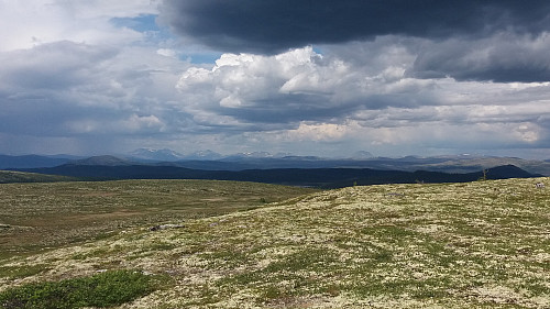 Utsikt frå Grønkampen mot Rondane, Gravskardhøgda, Skjellåkinna og Sølnkletten i det fjerne