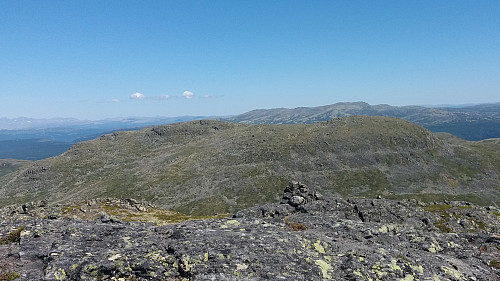 Storhøa frå Storhøpiggen, med Ruten bak