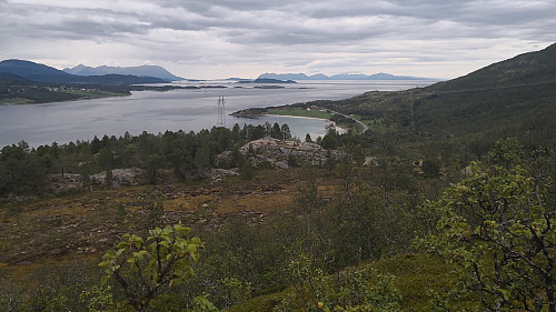 Utover Vågsfjorden, med Kvitnes foran og Senja i det fjerne