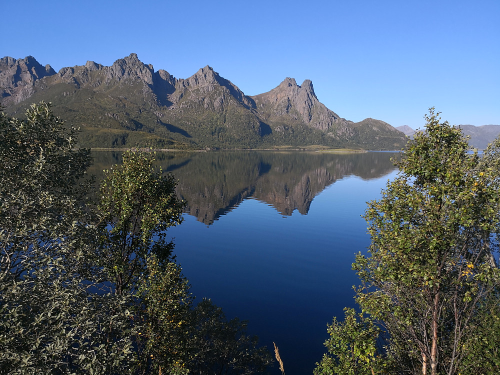 Utsikt mot fjella på andre sida av Steinslandfjorden; Navarsborrfjellet, Storfuglen, Stauren og Hornet