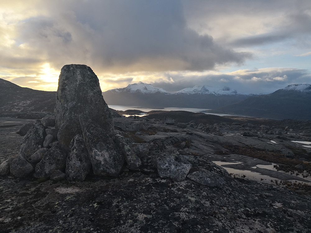 Mot Strandtinden og Fiskefjordtindan