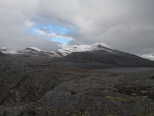Øst for Trollfjellet og Helligtinden frå Kjerfjordhøgda