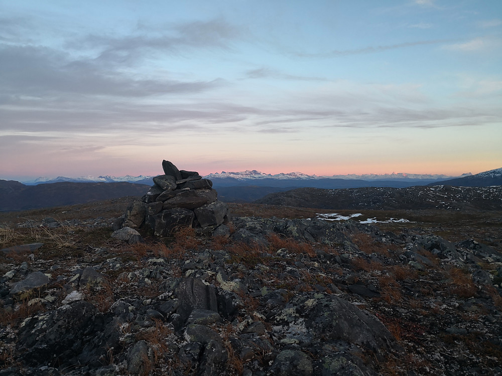 Utsikt vestover frå toppen. Skittendalstinden til høgre for varden