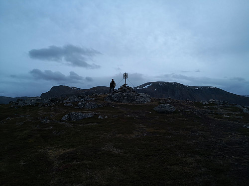På toppen, mot Storhornet, Meraftesfjellet og Nontind