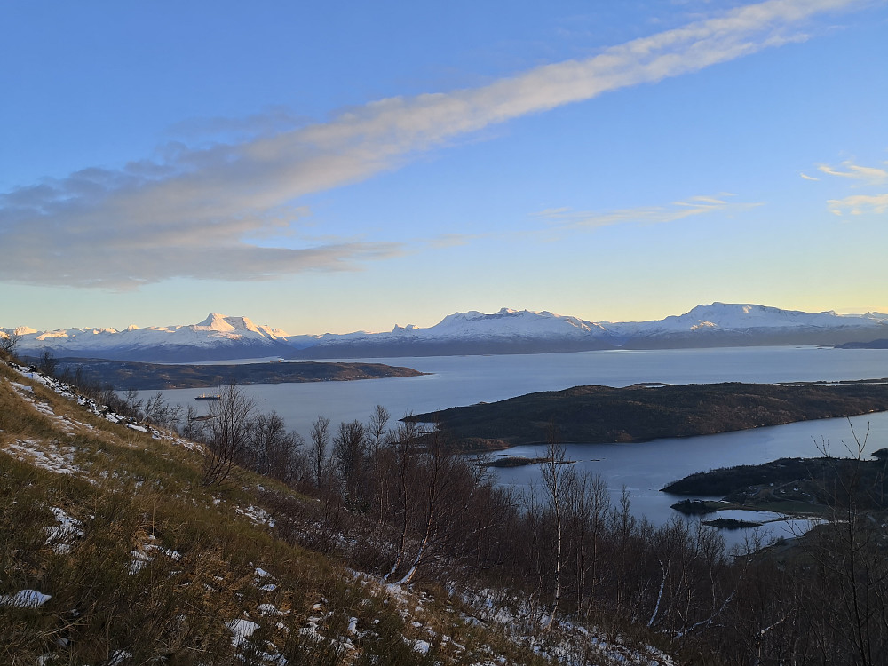Mot Narvikfjell. Skjomtinden til venstre